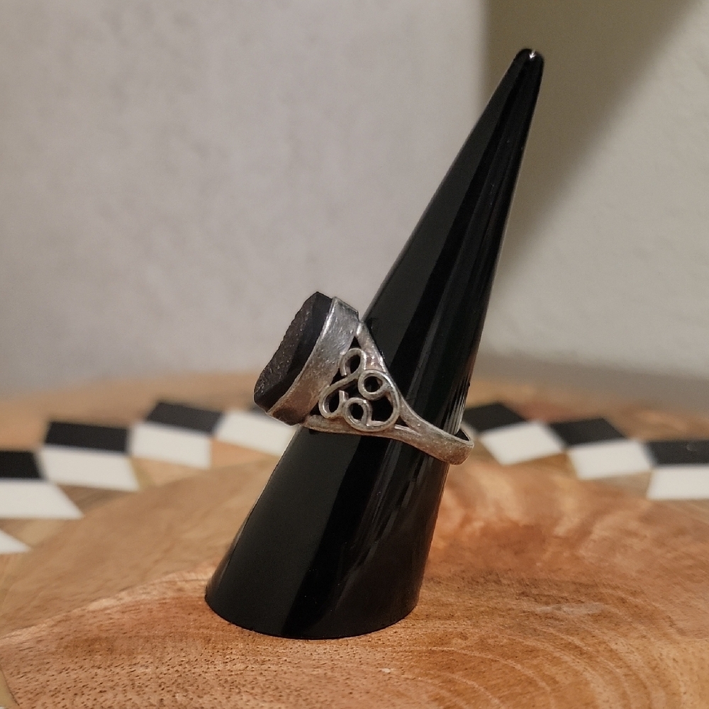 Silver and Black Vintage Filigree Ring Size 7 - Picture 2 of 4